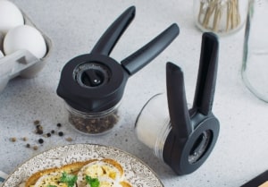 One-Hand Grinder (Ortwo) - KitchenEnvy